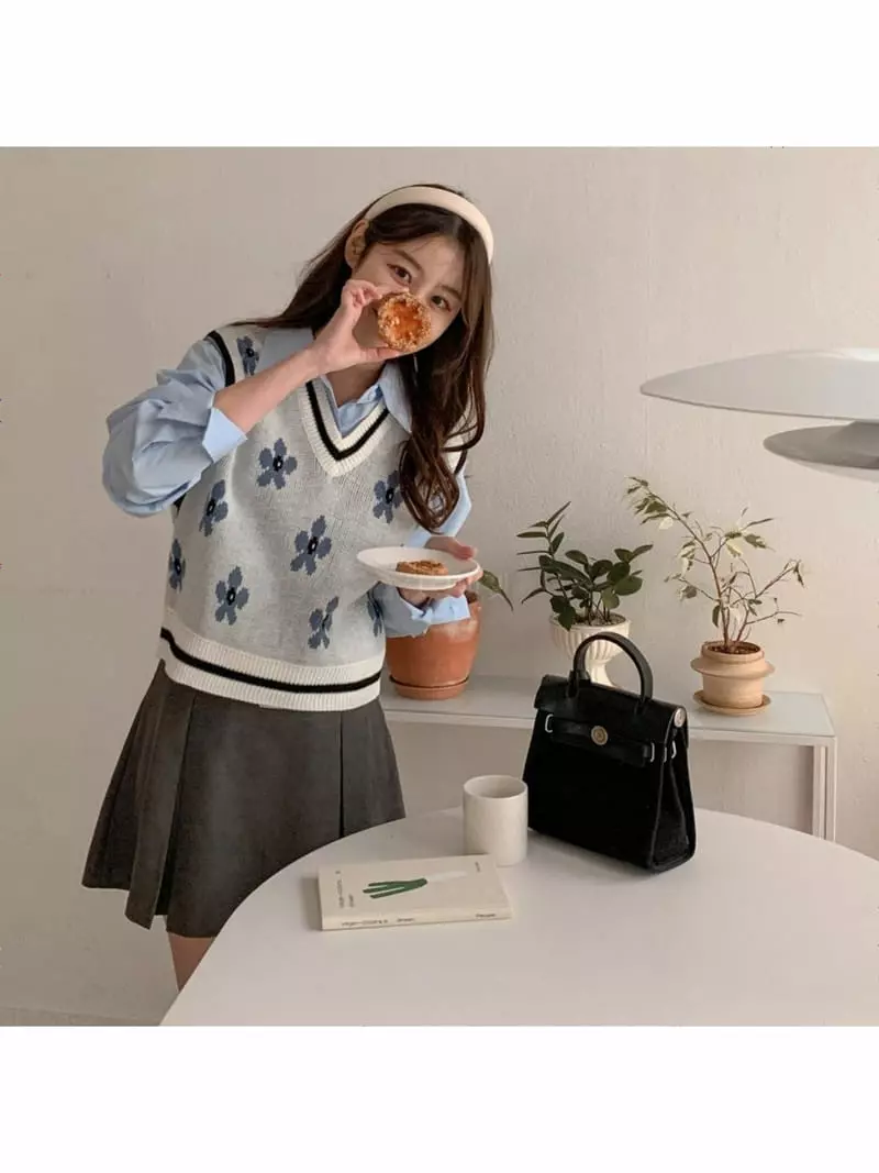 Chemi - Korean Women Fashion - #vintageinspired - Flower Vest - 3
