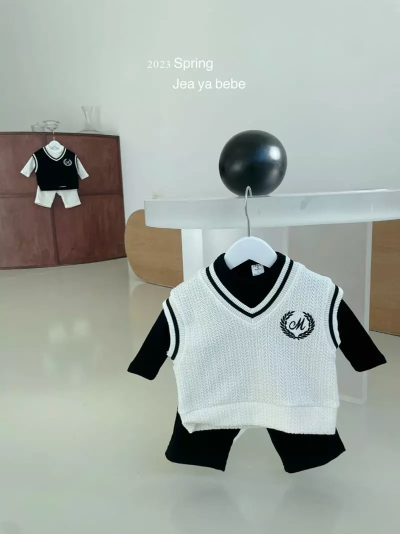 Jeaya & Mymi - Korean Baby Fashion - #babyfashion - Bebe M Embroidery Vest - 12