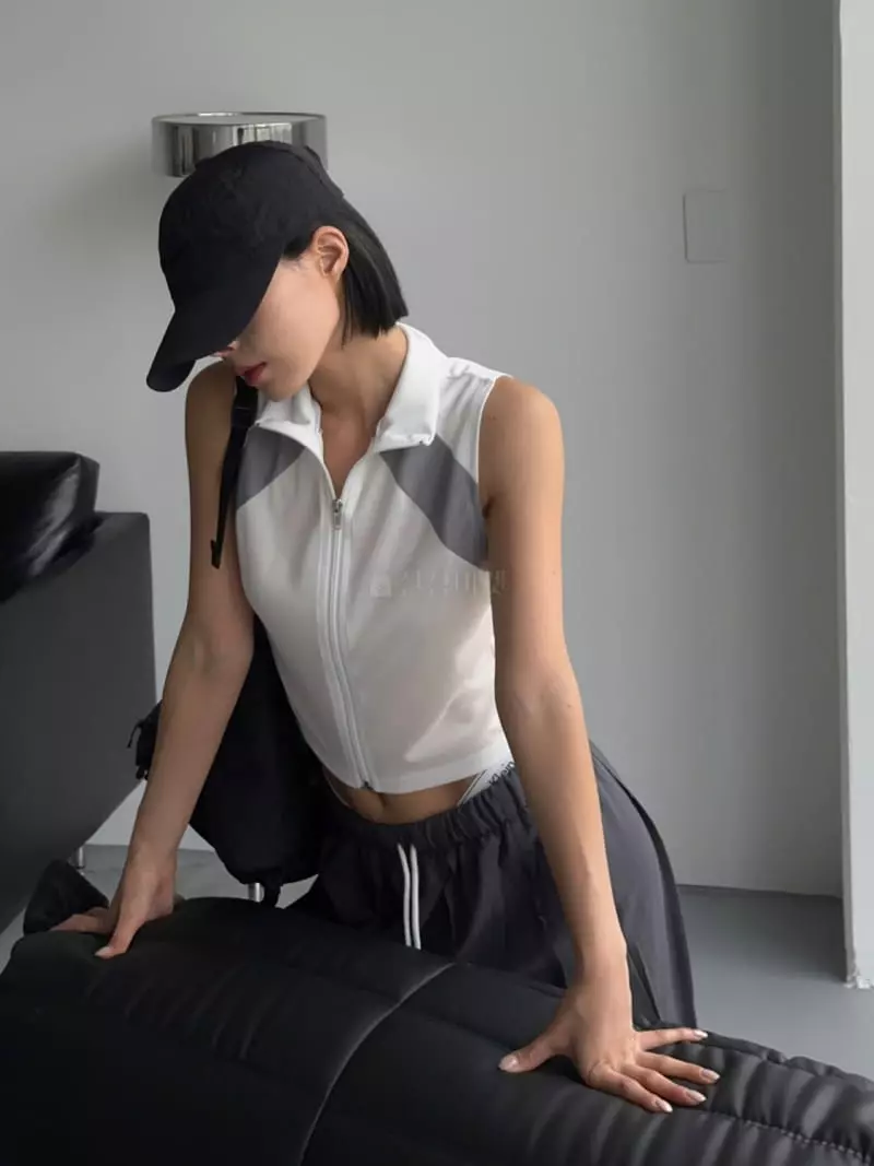 Gavara Market - Korean Women Fashion - #thelittlethings - Claran Zip-up Sleeveless