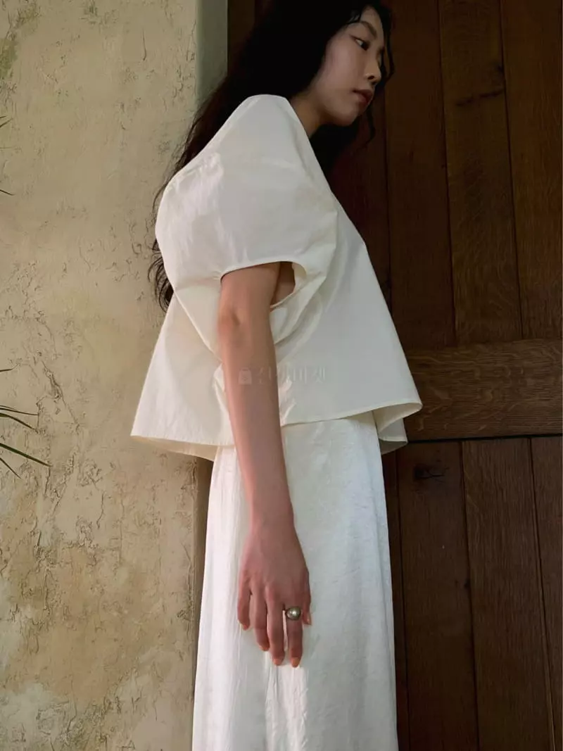 Baie Oud - Korean Women Fashion - #thelittlethings - Puff Crop Blouse - 12