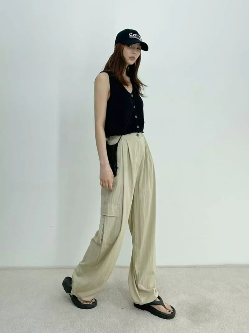D2 - Korean Women Fashion - #romanticstyle - Diff V Vest - 12
