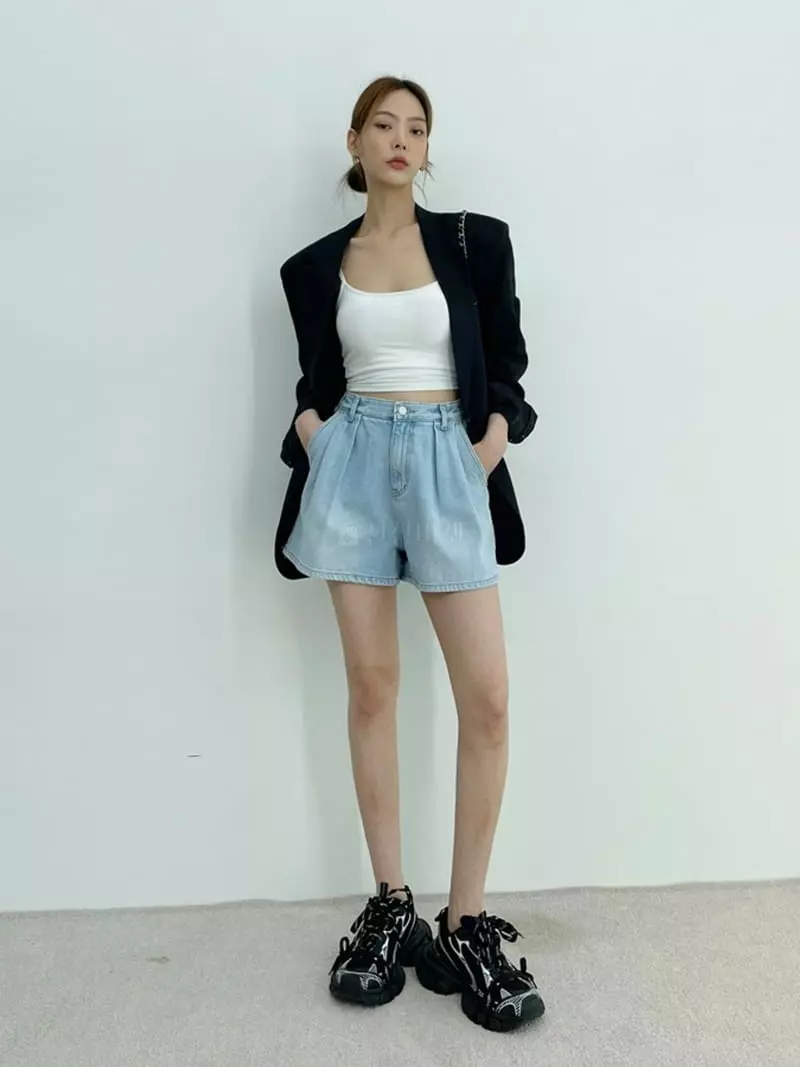 D2 - Korean Women Fashion - #thatsdarling - Tag Wrinkle Denim Shorts - 2