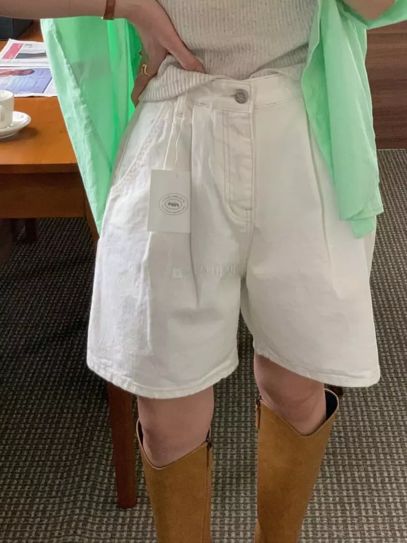 Giggle - Korean Women Fashion - #momslook - White Daily Short - 7