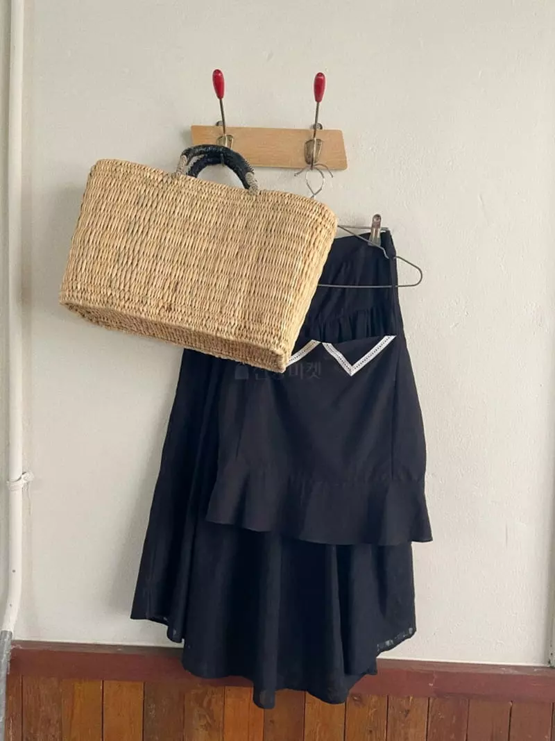 Oli Seoul - Korean Women Fashion - #momslook - Balck Asper Sleeveless Blouse - 2