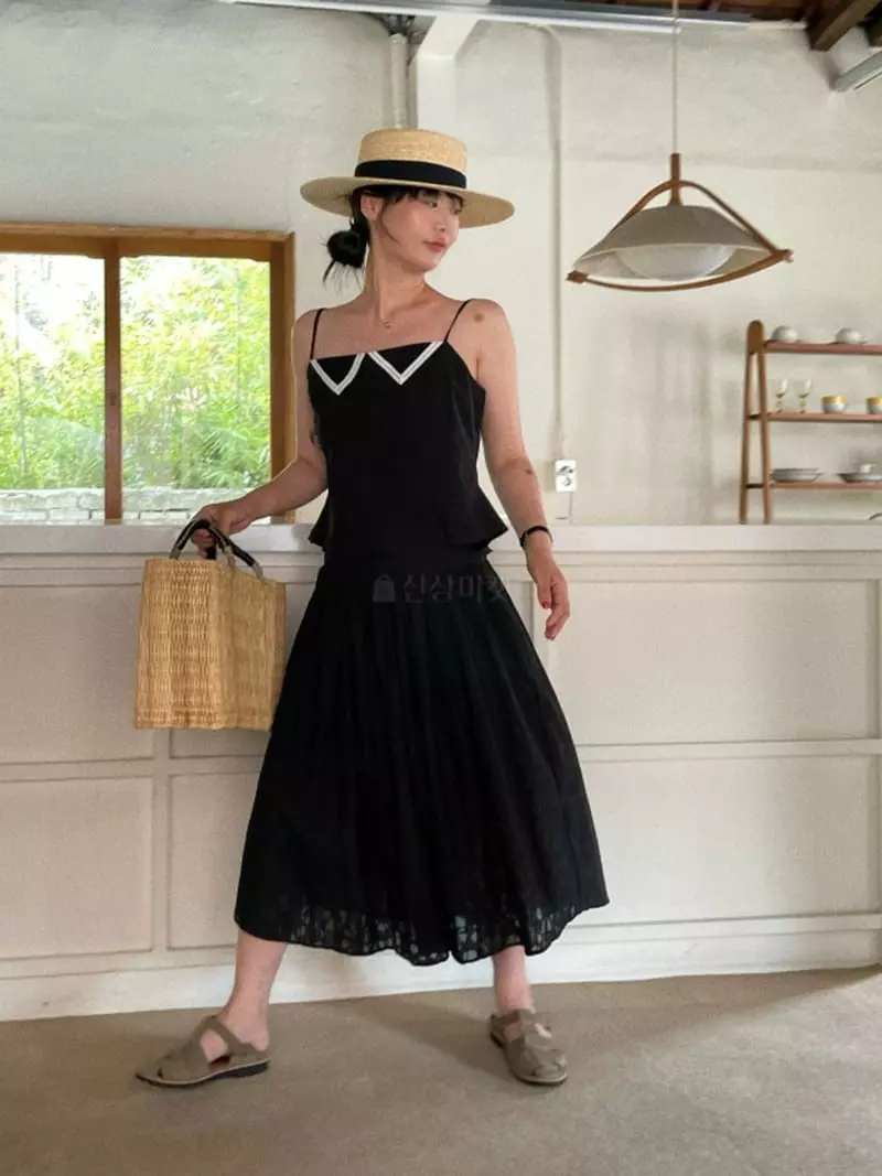 Oli Seoul - Korean Women Fashion - #womensfashion - Balck Asper Sleeveless Blouse