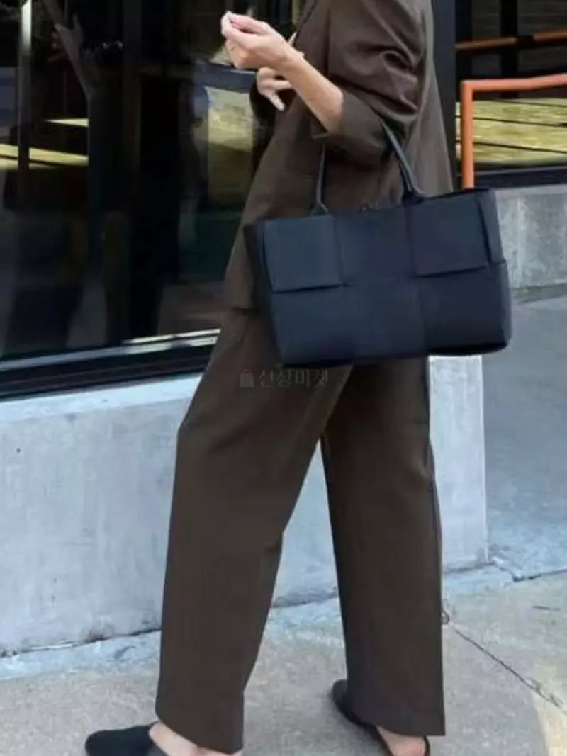 Trouvaille - Korean Women Fashion - #womensfashion - Arco Cross Bag L - 8