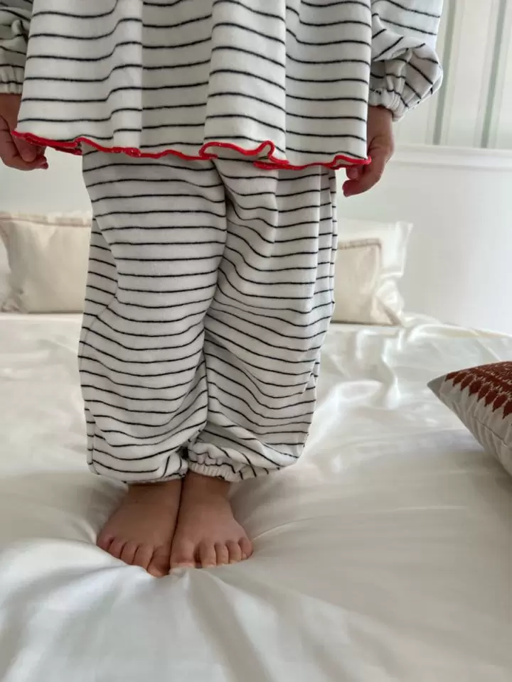 Fine-Studio - Korean Children Fashion - #Kfashion4kids - Frill Sleep Wear Top Bottom Set - 9